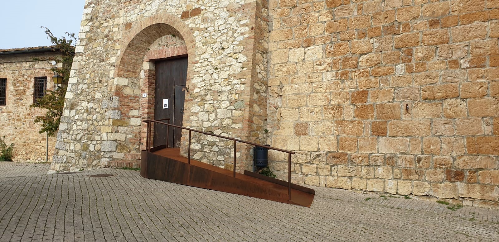 Museo di Murlo - La nuova pedana accessibile all'ingresso